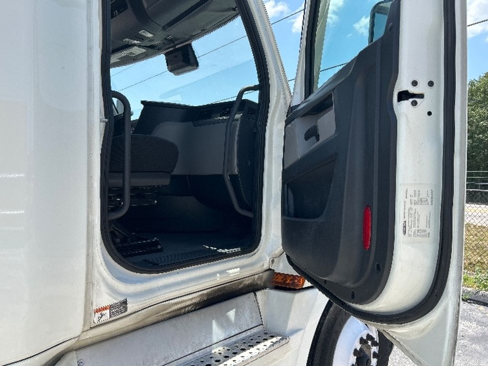 Sleeper Tractor-Heavy Duty Tractors-Freightliner-2021-T12664ST-Plant City-FL-589,605\n\t\tmiles-$ 56,500 - Image 13