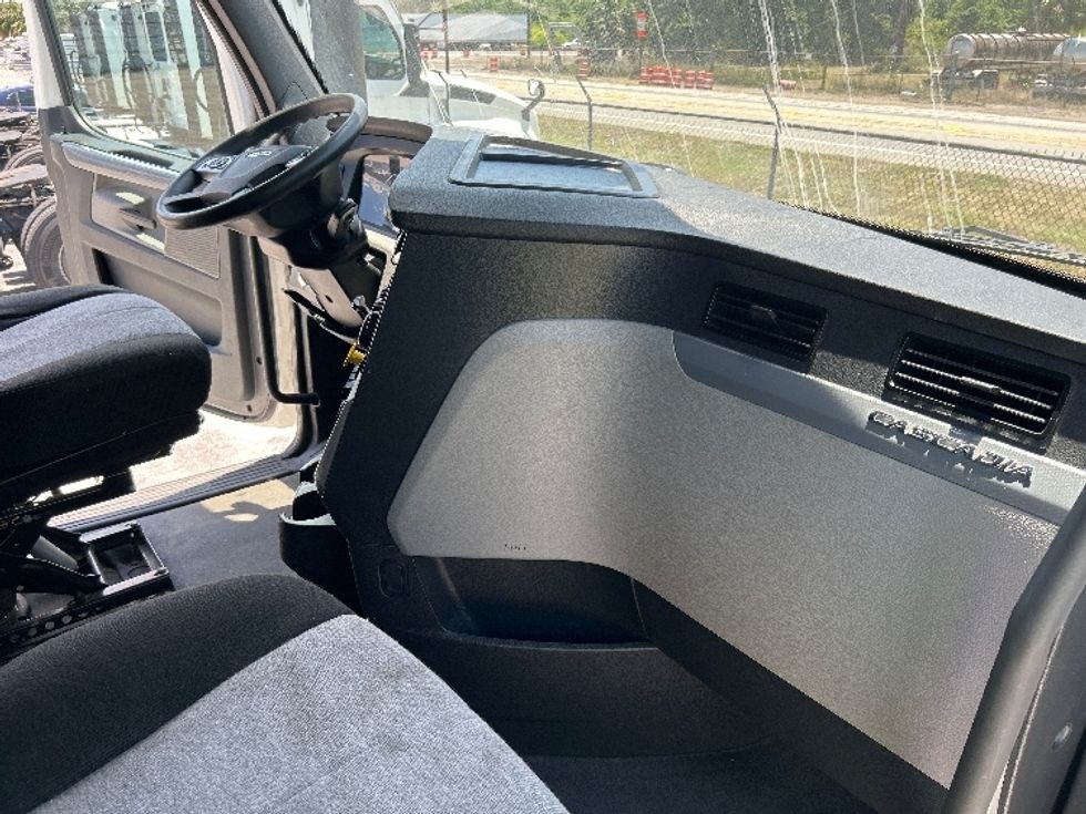 Sleeper Tractor-Heavy Duty Tractors-Freightliner-2021-T12664ST-Plant City-FL-589,605\n\t\tmiles-$ 56,500 - Image 15