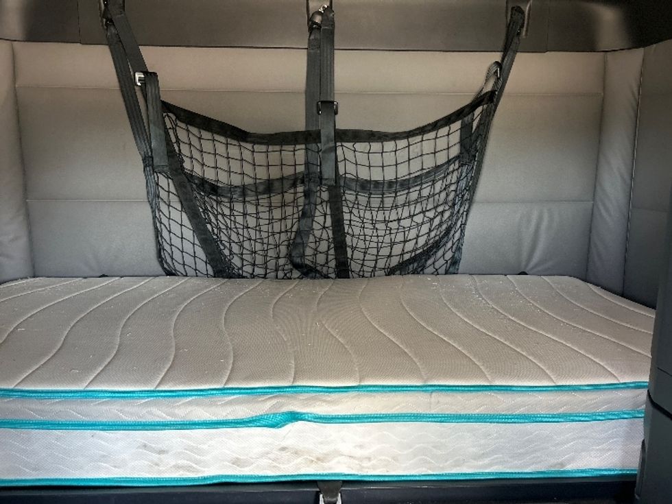 Sleeper Tractor-Heavy Duty Tractors-Freightliner-2021-T12664ST-Plant City-FL-589,605\n\t\tmiles-$ 56,500 - Image 16