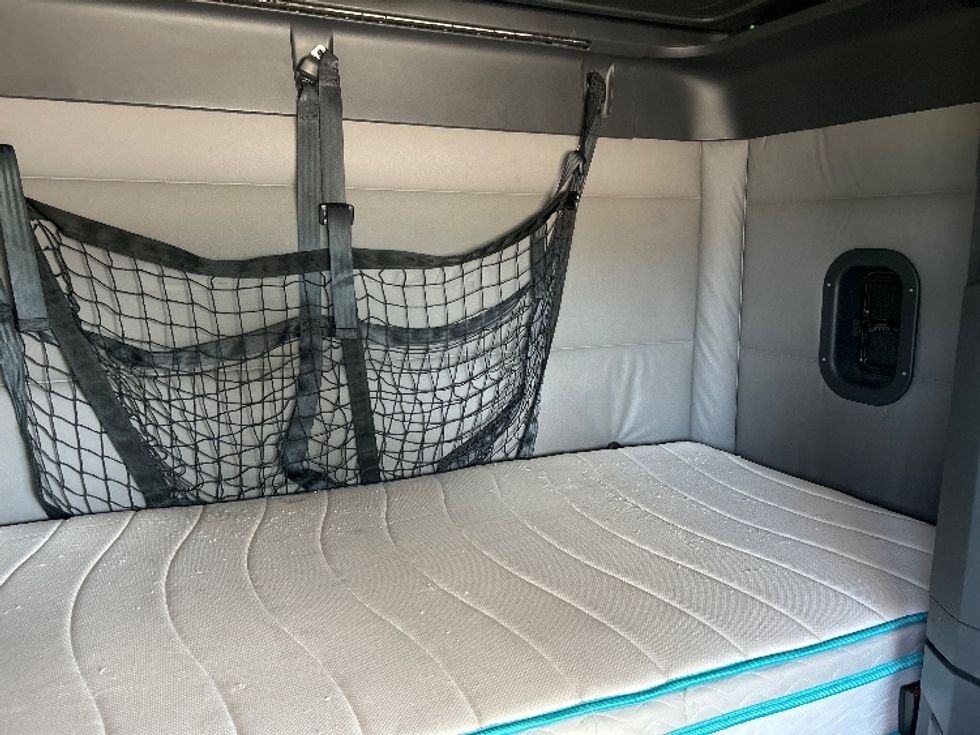 Sleeper Tractor-Heavy Duty Tractors-Freightliner-2021-T12664ST-Plant City-FL-589,605\n\t\tmiles-$ 56,500 - Image 17