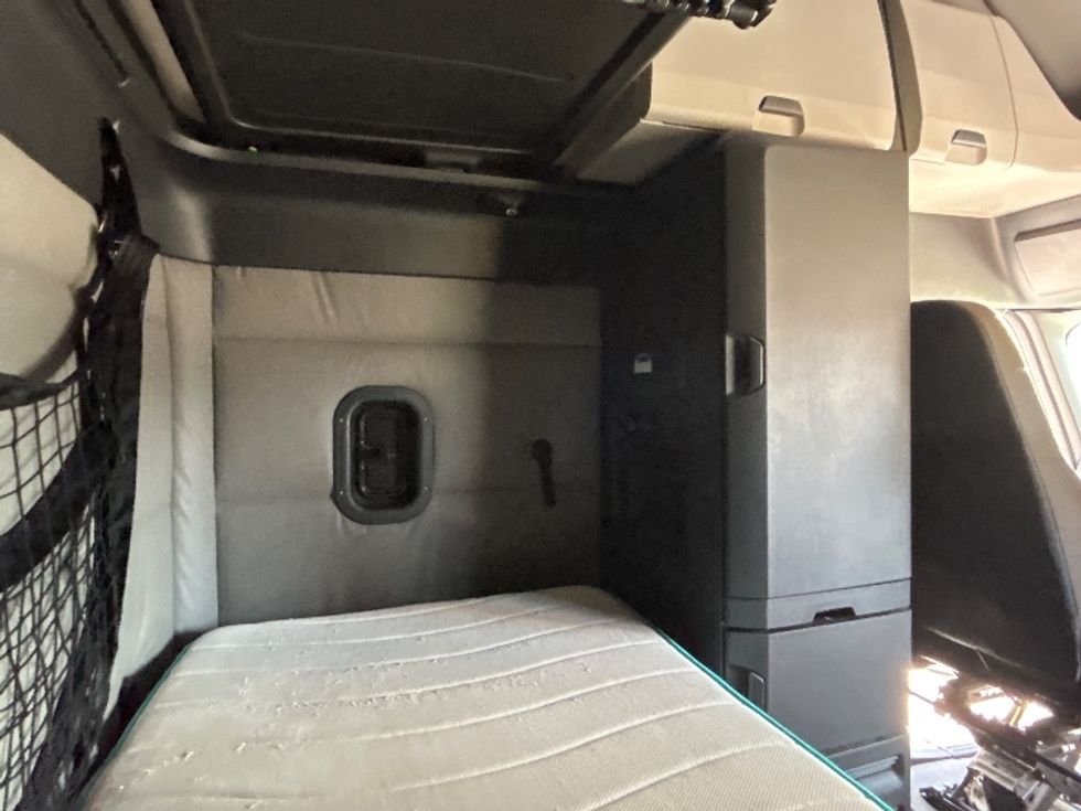 Sleeper Tractor-Heavy Duty Tractors-Freightliner-2021-T12664ST-Plant City-FL-589,605\n\t\tmiles-$ 56,500 - Image 18