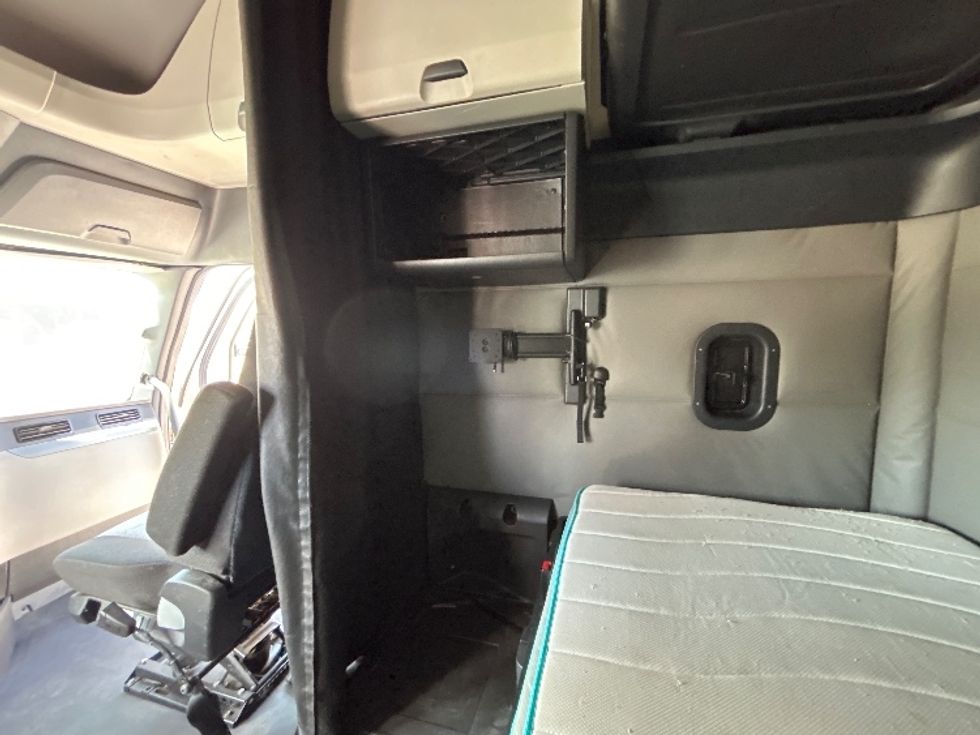 Sleeper Tractor-Heavy Duty Tractors-Freightliner-2021-T12664ST-Plant City-FL-589,605\n\t\tmiles-$ 56,500 - Image 19