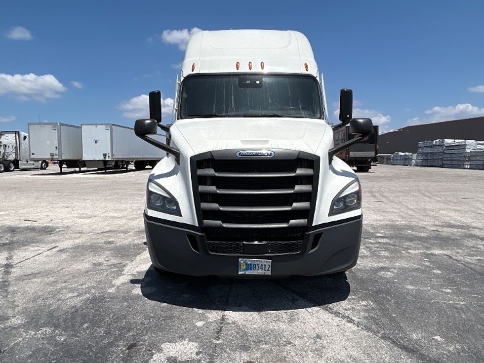 Sleeper Tractor-Heavy Duty Tractors-Freightliner-2021-T12664ST-Plant City-FL-589,605\n\t\tmiles-$ 56,500 - Image 2