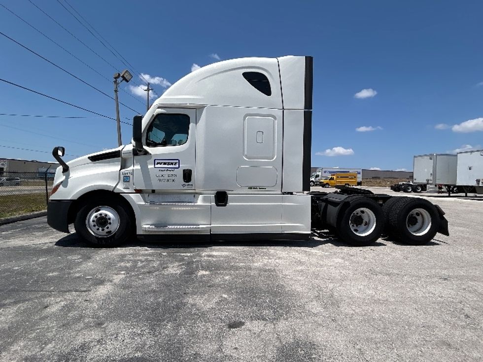 Sleeper Tractor-Heavy Duty Tractors-Freightliner-2021-T12664ST-Plant City-FL-589,605\n\t\tmiles-$ 56,500 - Image 4