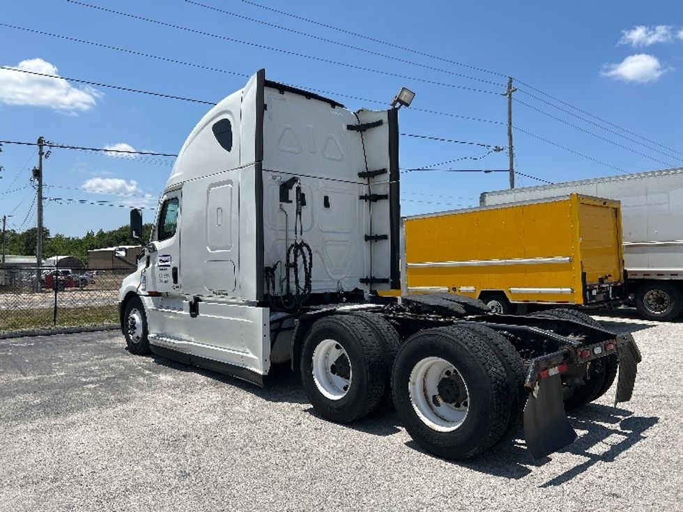 Sleeper Tractor-Heavy Duty Tractors-Freightliner-2021-T12664ST-Plant City-FL-589,605\n\t\tmiles-$ 56,500 - Image 5
