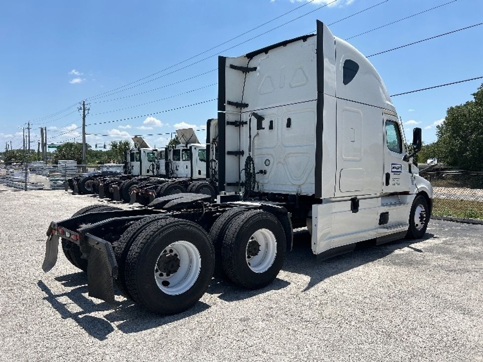Sleeper Tractor-Heavy Duty Tractors-Freightliner-2021-T12664ST-Plant City-FL-589,605\n\t\tmiles-$ 56,500 - Image 7