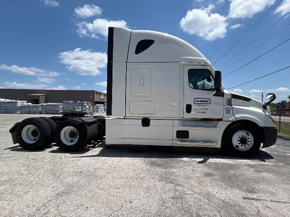Sleeper Tractor-Heavy Duty Tractors-Freightliner-2021-T12664ST-Plant City-FL-589,605\n\t\tmiles-$ 56,500 - Image 8