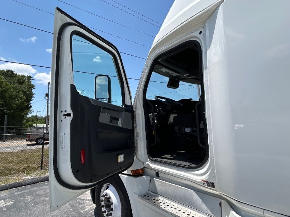 Sleeper Tractor-Heavy Duty Tractors-Freightliner-2021-T12664ST-Plant City-FL-589,605\n\t\tmiles-$ 56,500 - Image 9