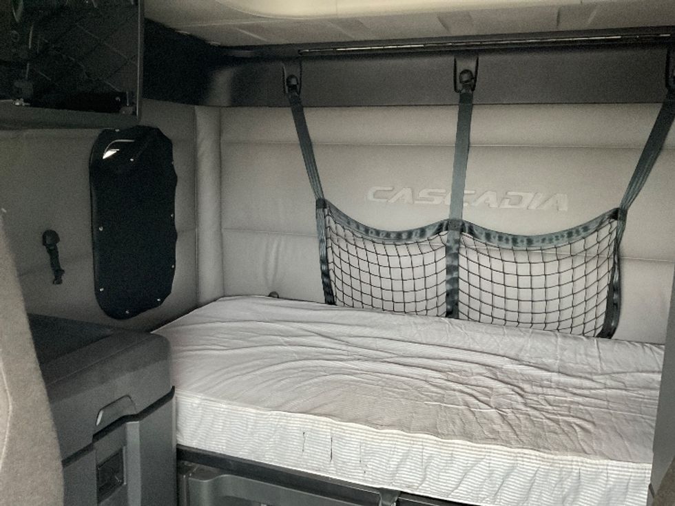 Sleeper Tractor-Heavy Duty Tractors-Freightliner-2021-T12664ST-Plymouth-MI-255,714\n\t\tmiles-$ 71,000 - Image 16