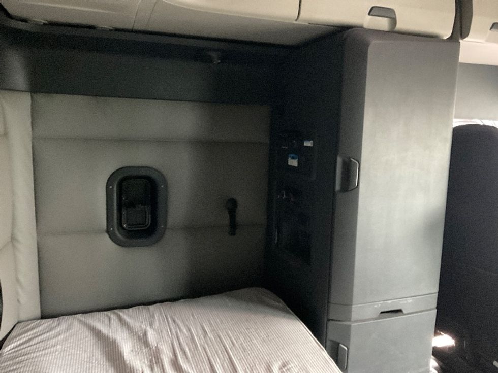 Sleeper Tractor-Heavy Duty Tractors-Freightliner-2021-T12664ST-Plymouth-MI-255,714\n\t\tmiles-$ 71,000 - Image 18