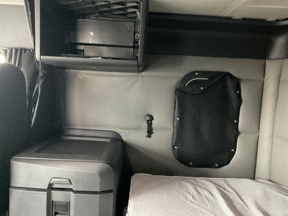 Sleeper Tractor-Heavy Duty Tractors-Freightliner-2021-T12664ST-Plymouth-MI-255,714\n\t\tmiles-$ 71,000 - Image 19