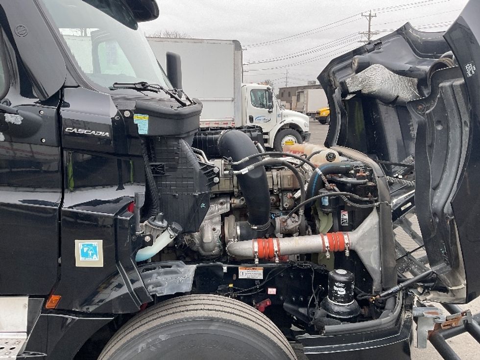 Sleeper Tractor-Heavy Duty Tractors-Freightliner-2021-T12664ST-Plymouth-MI-255,714\n\t\tmiles-$ 71,000 - Image 20