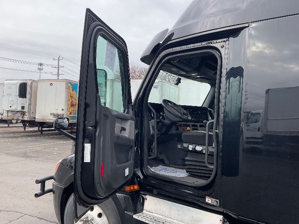 Sleeper Tractor-Heavy Duty Tractors-Freightliner-2021-T12664ST-Plymouth-MI-255,714\n\t\tmiles-$ 71,000 - Image 9