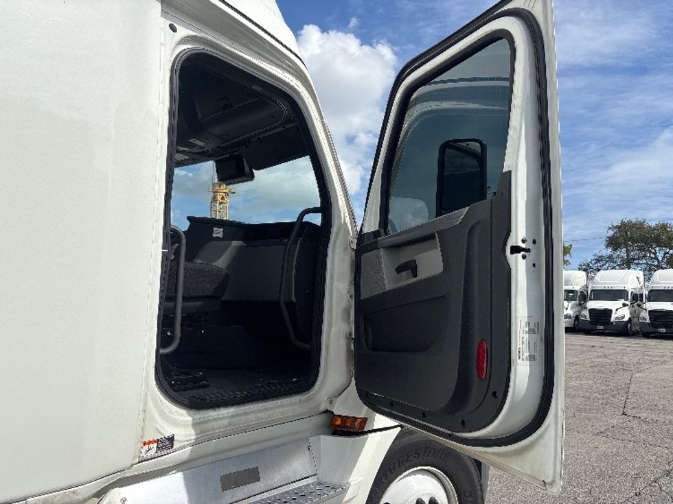 Sleeper Tractor-Heavy Duty Tractors-Freightliner-2021-T12664ST-Pompano Beach-FL-565,428\n\t\tmiles-$ 57,750 - Image 12