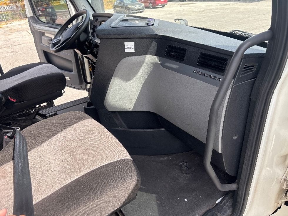 Sleeper Tractor-Heavy Duty Tractors-Freightliner-2021-T12664ST-Pompano Beach-FL-565,428\n\t\tmiles-$ 57,750 - Image 14