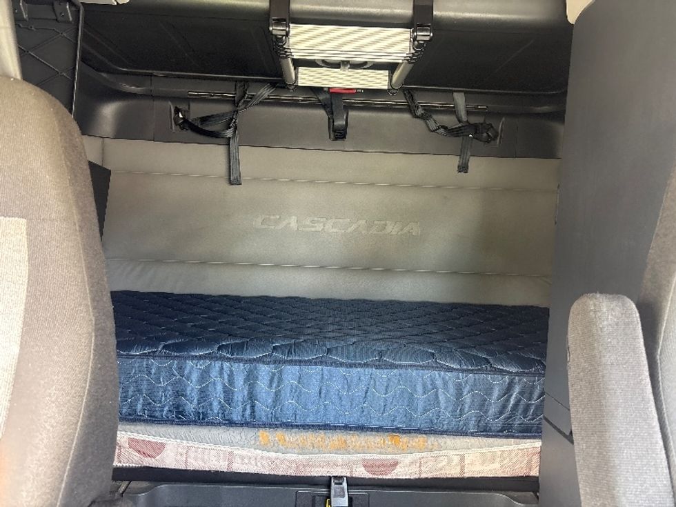 Sleeper Tractor-Heavy Duty Tractors-Freightliner-2021-T12664ST-Pompano Beach-FL-565,428\n\t\tmiles-$ 57,750 - Image 15