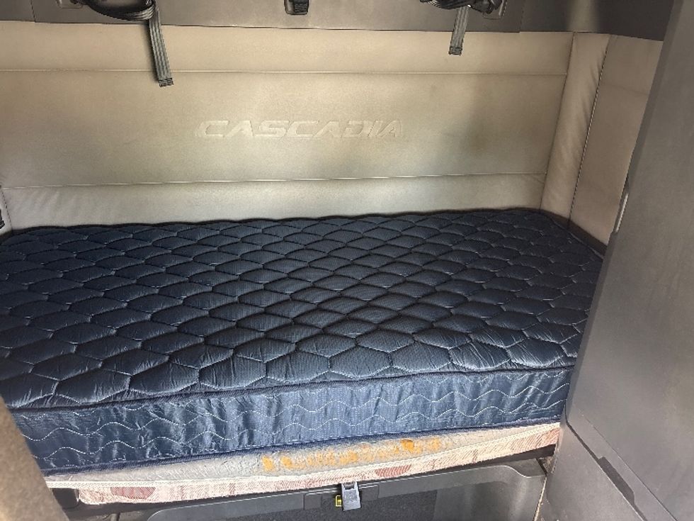 Sleeper Tractor-Heavy Duty Tractors-Freightliner-2021-T12664ST-Pompano Beach-FL-565,428\n\t\tmiles-$ 57,750 - Image 16