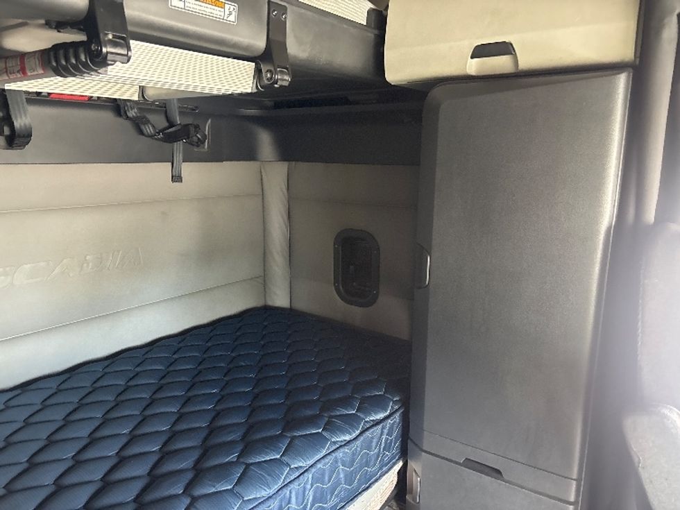 Sleeper Tractor-Heavy Duty Tractors-Freightliner-2021-T12664ST-Pompano Beach-FL-565,428\n\t\tmiles-$ 57,750 - Image 17