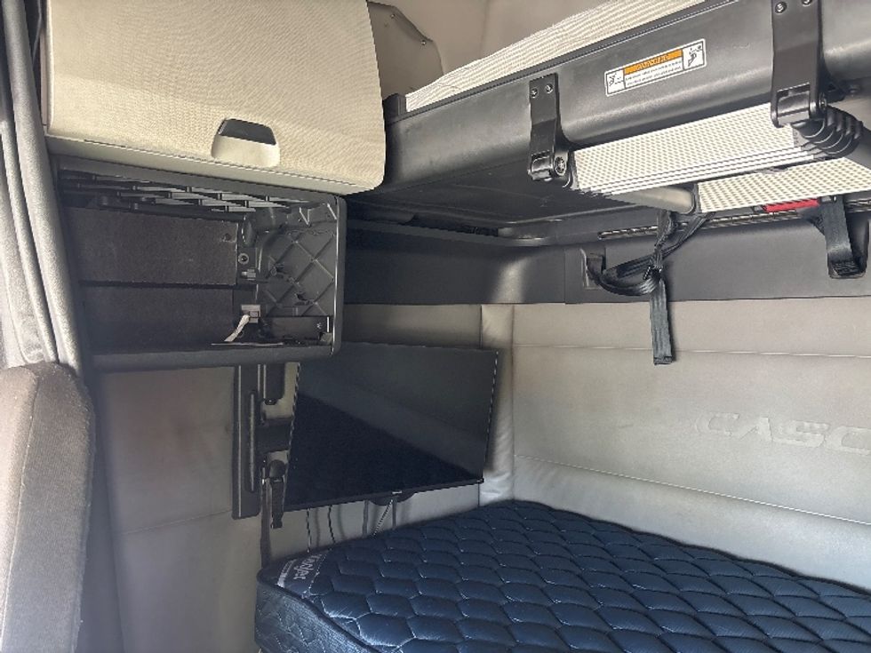 Sleeper Tractor-Heavy Duty Tractors-Freightliner-2021-T12664ST-Pompano Beach-FL-565,428\n\t\tmiles-$ 57,750 - Image 18