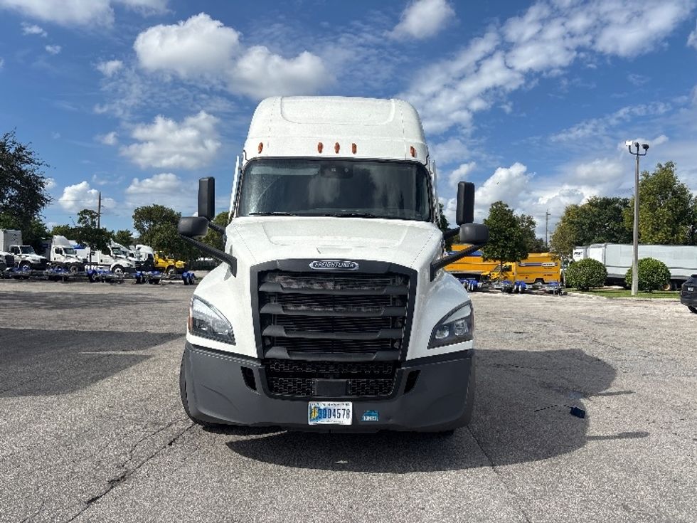 2021 Freightliner Cascadia 126" Sleeper Cab photo 2