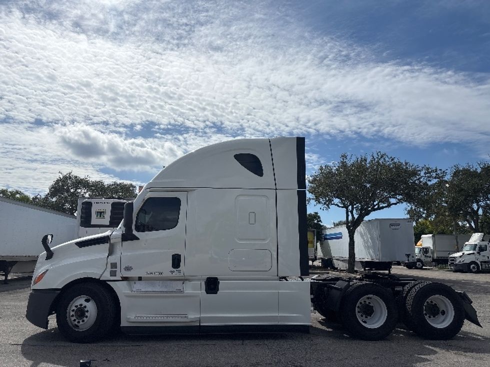 2021 Freightliner Cascadia 126" Sleeper Cab photo 3