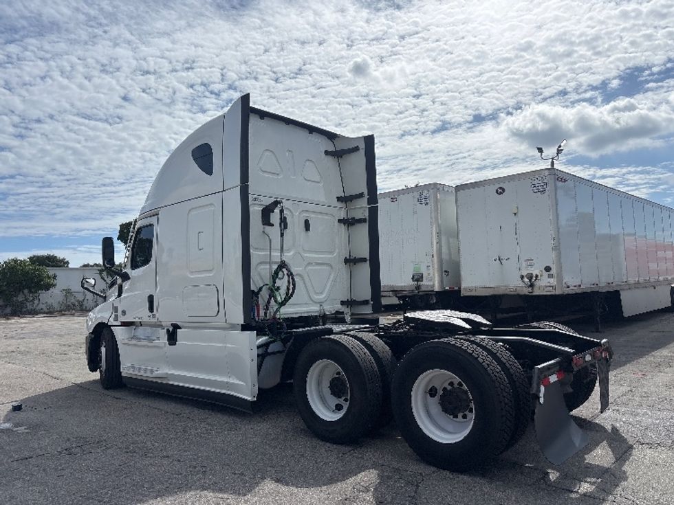 2021 Freightliner Cascadia 126" Sleeper Cab photo 4