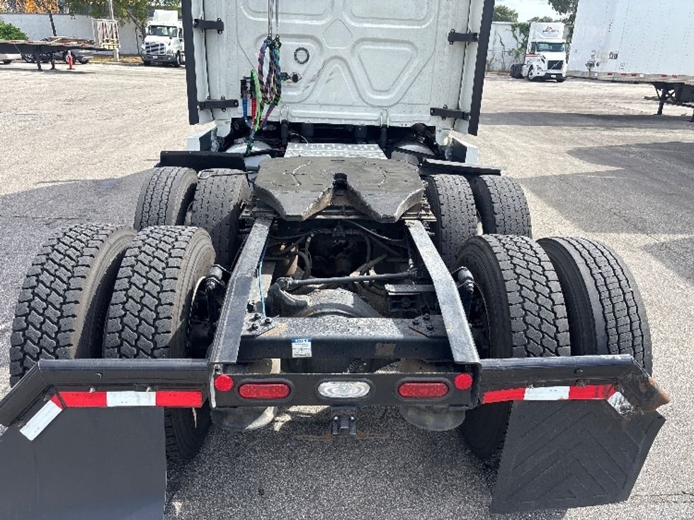 Sleeper Tractor-Heavy Duty Tractors-Freightliner-2021-T12664ST-Pompano Beach-FL-565,428\n\t\tmiles-$ 57,750 - Image 5