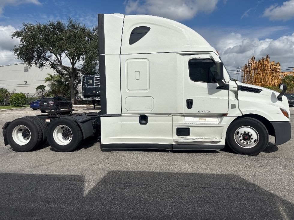 Sleeper Tractor-Heavy Duty Tractors-Freightliner-2021-T12664ST-Pompano Beach-FL-565,428\n\t\tmiles-$ 57,750 - Image 7