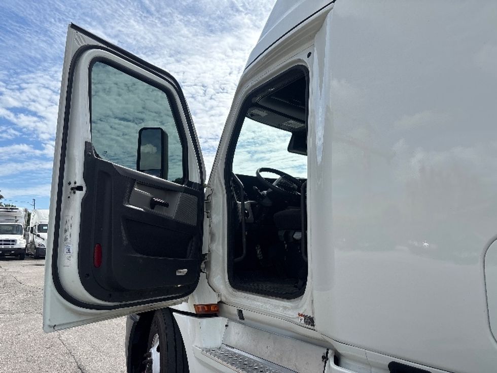 Sleeper Tractor-Heavy Duty Tractors-Freightliner-2021-T12664ST-Pompano Beach-FL-565,428\n\t\tmiles-$ 57,750 - Image 8