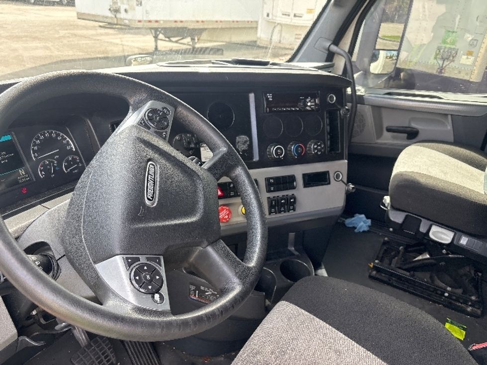 Sleeper Tractor-Heavy Duty Tractors-Freightliner-2021-T12664ST-Pompano Beach-FL-565,428\n\t\tmiles-$ 57,750 - Image 9