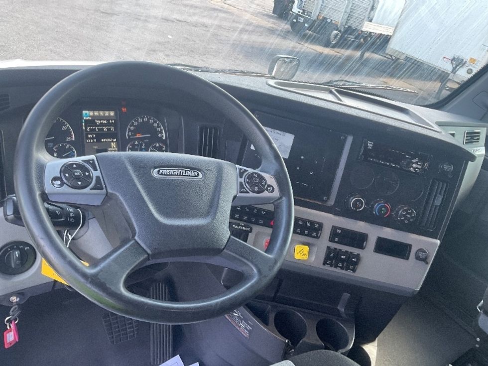 Sleeper Tractor-Heavy Duty Tractors-Freightliner-2021-T12664ST-Poplar Bluff-MO-489,268\n\t\tmiles-$ 66,500 - Image 11