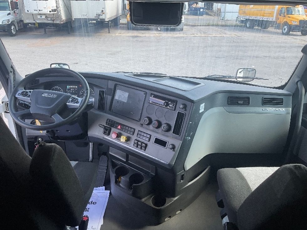 Sleeper Tractor-Heavy Duty Tractors-Freightliner-2021-T12664ST-Poplar Bluff-MO-489,268\n\t\tmiles-$ 66,500 - Image 12