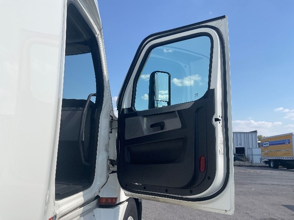 Sleeper Tractor-Heavy Duty Tractors-Freightliner-2021-T12664ST-Poplar Bluff-MO-489,268\n\t\tmiles-$ 66,500 - Image 13