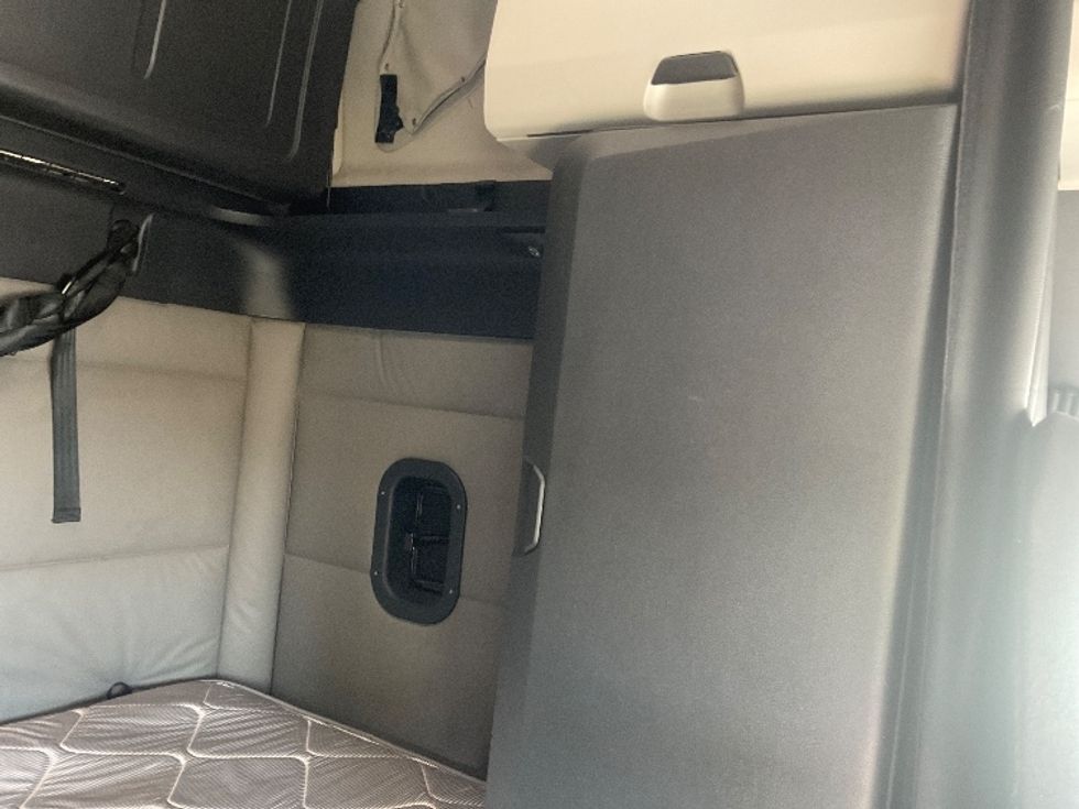 Sleeper Tractor-Heavy Duty Tractors-Freightliner-2021-T12664ST-Poplar Bluff-MO-489,268\n\t\tmiles-$ 66,500 - Image 18