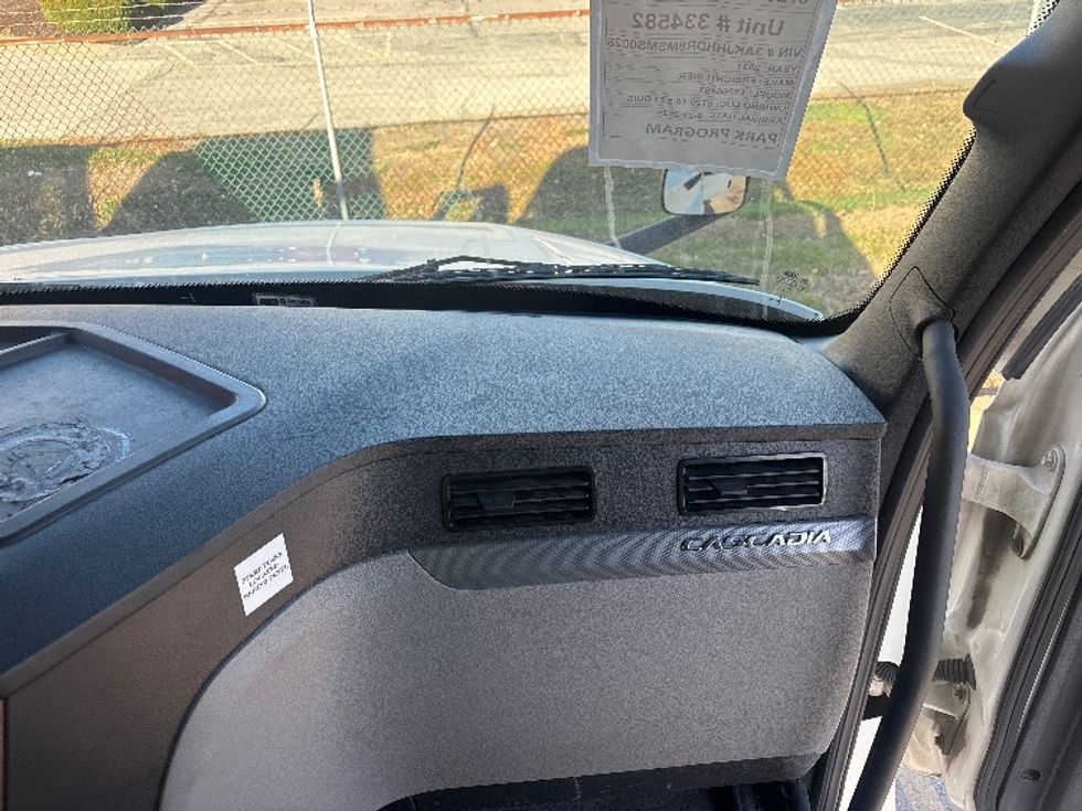 Sleeper Tractor-Heavy Duty Tractors-Freightliner-2021-T12664ST-Poplar Bluff-MO-513,247\n\t\tmiles-$ 63,500 - Image 13