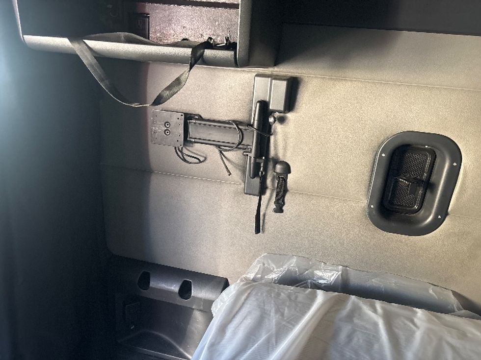 Sleeper Tractor-Heavy Duty Tractors-Freightliner-2021-T12664ST-Poplar Bluff-MO-513,247\n\t\tmiles-$ 63,500 - Image 18