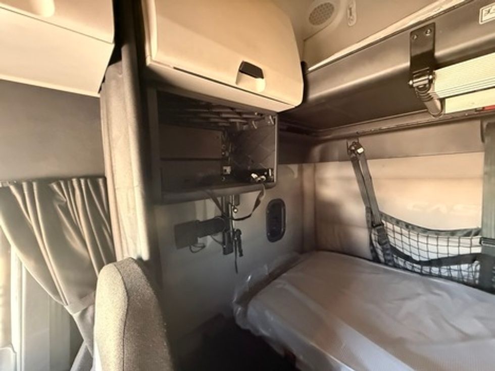 Sleeper Tractor-Heavy Duty Tractors-Freightliner-2021-T12664ST-Poplar Bluff-MO-513,247\n\t\tmiles-$ 63,500 - Image 23