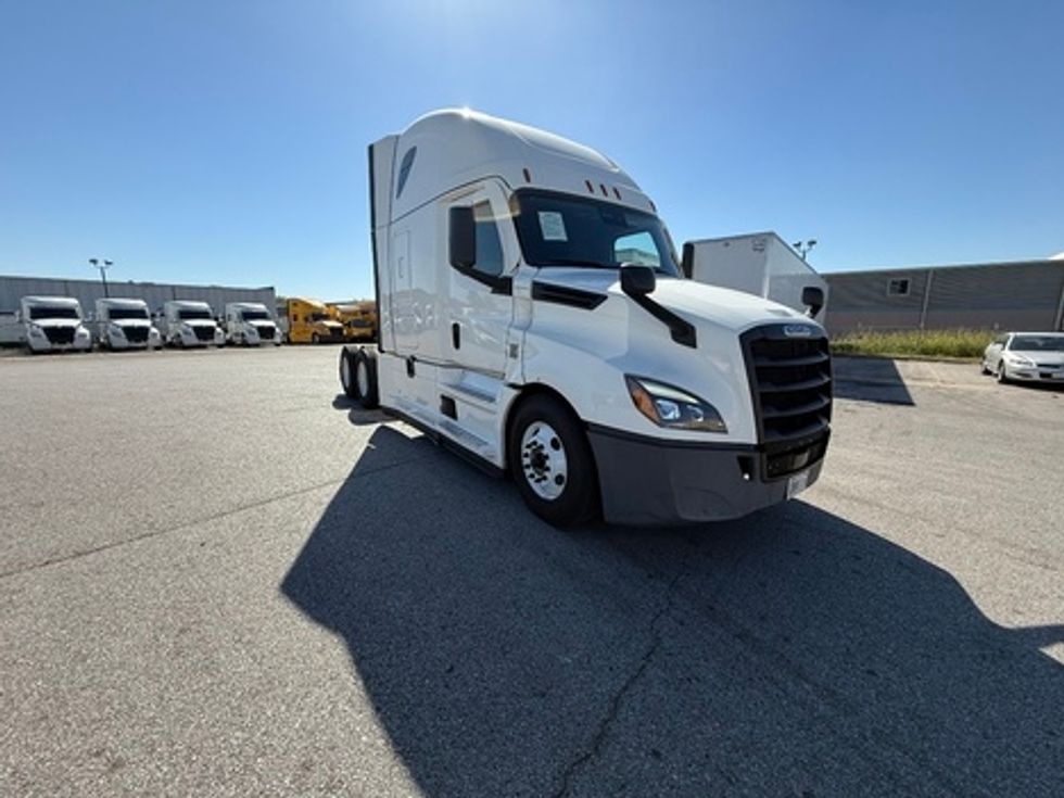 Sleeper Tractor-Heavy Duty Tractors-Freightliner-2021-T12664ST-Poplar Bluff-MO-513,247\n\t\tmiles-$ 63,500 - Image 3