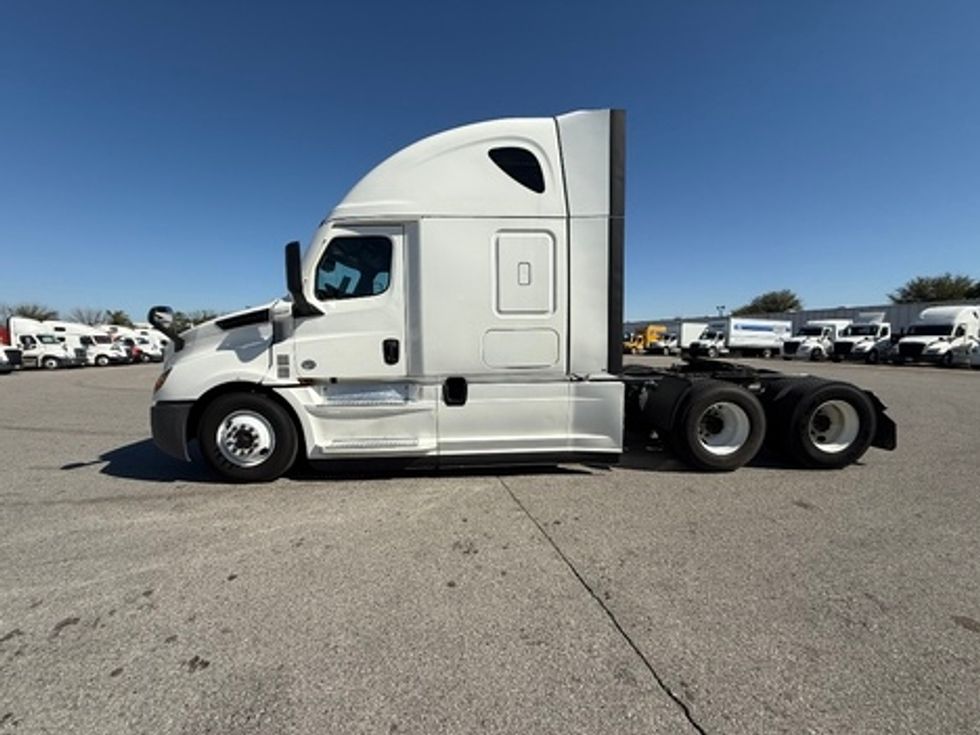 Sleeper Tractor-Heavy Duty Tractors-Freightliner-2021-T12664ST-Poplar Bluff-MO-513,247\n\t\tmiles-$ 63,500 - Image 4