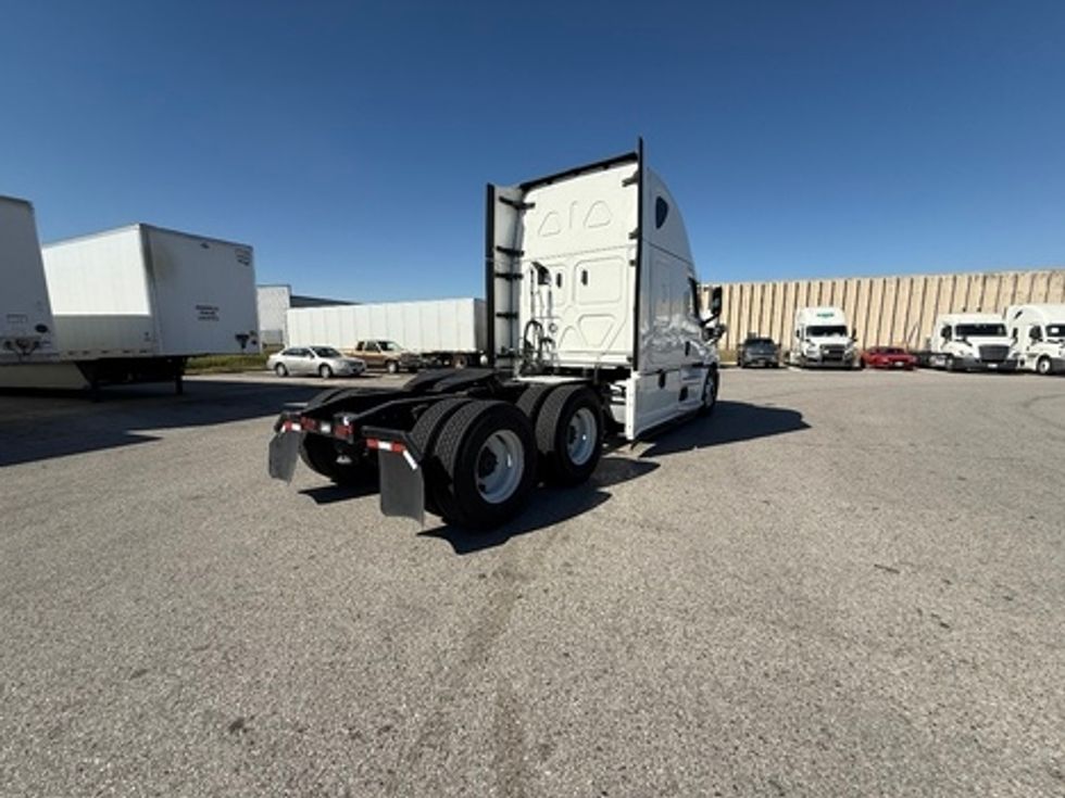 Sleeper Tractor-Heavy Duty Tractors-Freightliner-2021-T12664ST-Poplar Bluff-MO-513,247\n\t\tmiles-$ 63,500 - Image 7