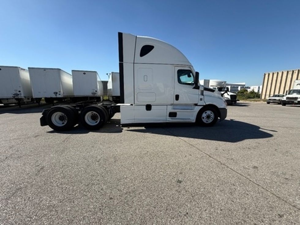 Sleeper Tractor-Heavy Duty Tractors-Freightliner-2021-T12664ST-Poplar Bluff-MO-513,247\n\t\tmiles-$ 63,500 - Image 8