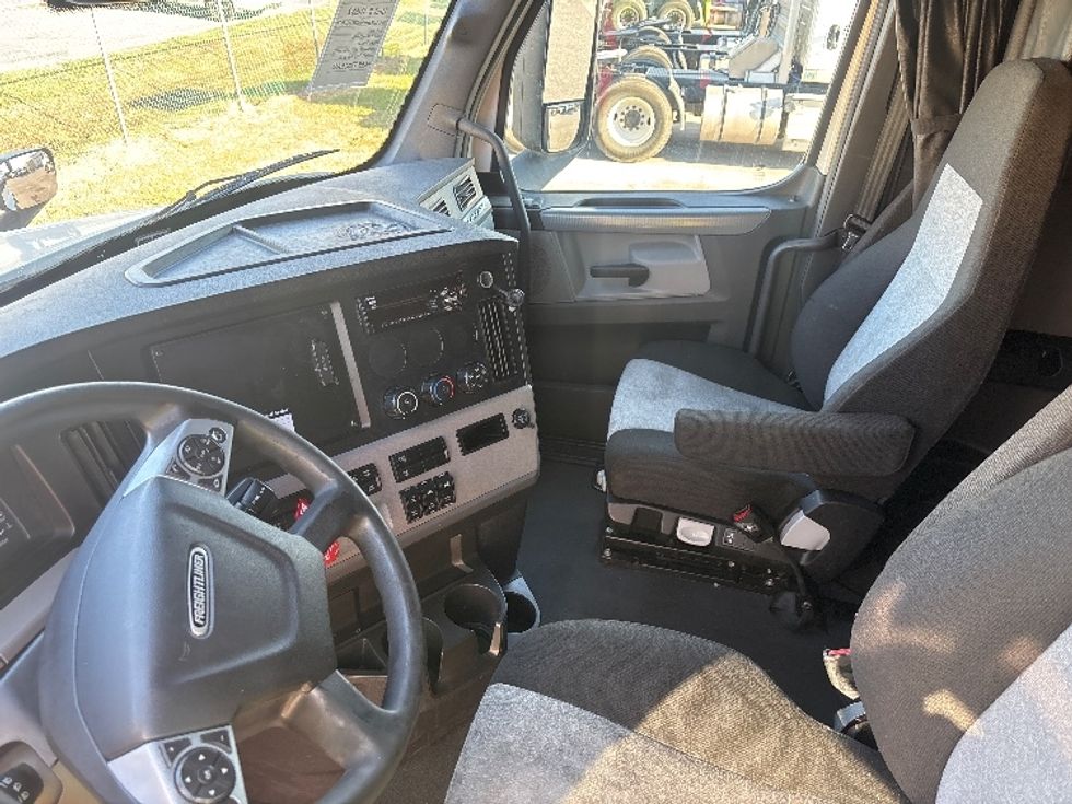 Sleeper Tractor-Heavy Duty Tractors-Freightliner-2021-T12664ST-Poplar Bluff-MO-513,247\n\t\tmiles-$ 63,500 - Image 9