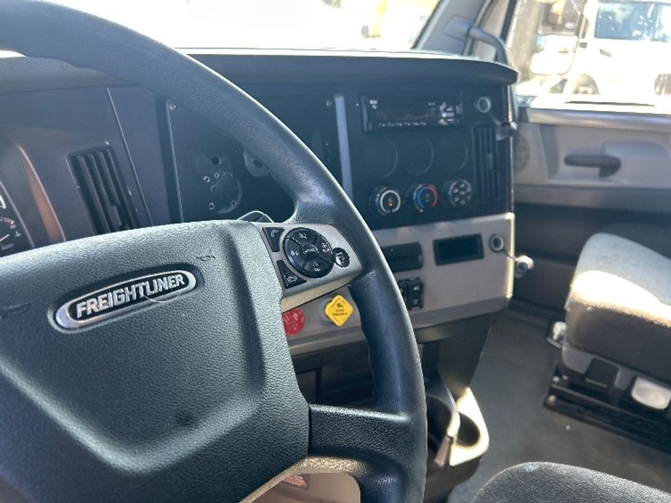 Sleeper Tractor-Heavy Duty Tractors-Freightliner-2021-T12664ST-Poplar Bluff-MO-561,622\n\t\tmiles-$ 59,250 - Image 12