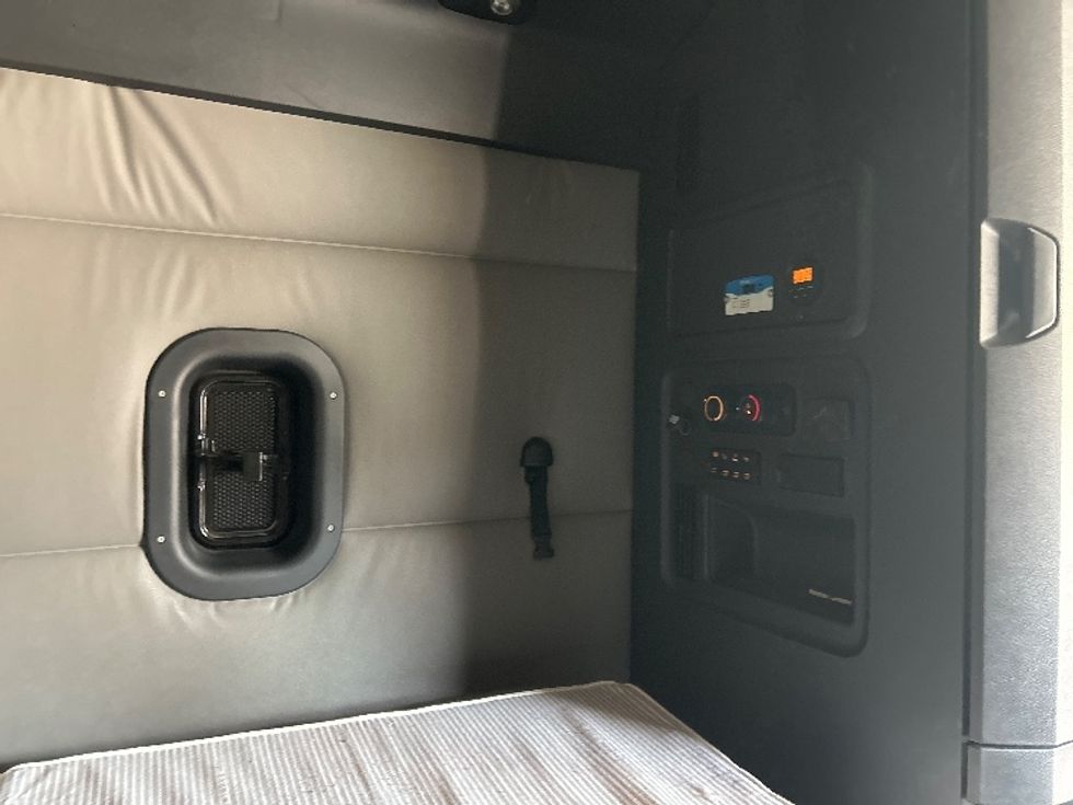 Sleeper Tractor-Heavy Duty Tractors-Freightliner-2021-T12664ST-Poplar Bluff-MO-561,622\n\t\tmiles-$ 59,250 - Image 18