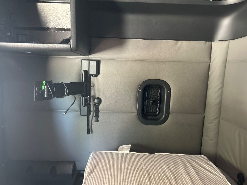 Sleeper Tractor-Heavy Duty Tractors-Freightliner-2021-T12664ST-Poplar Bluff-MO-561,622\n\t\tmiles-$ 59,250 - Image 19