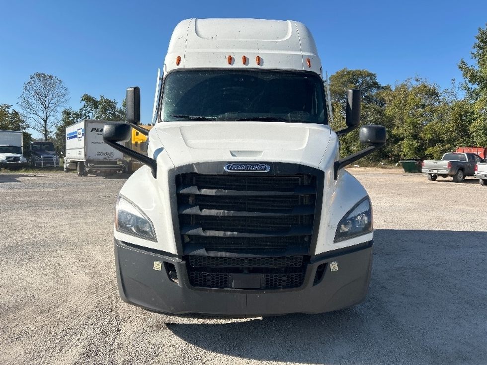 Sleeper Tractor-Heavy Duty Tractors-Freightliner-2021-T12664ST-Poplar Bluff-MO-561,622\n\t\tmiles-$ 59,250 - Image 2
