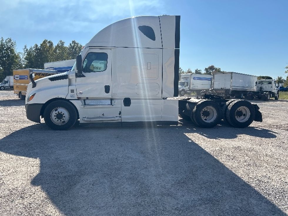Sleeper Tractor-Heavy Duty Tractors-Freightliner-2021-T12664ST-Poplar Bluff-MO-561,622\n\t\tmiles-$ 59,250 - Image 4