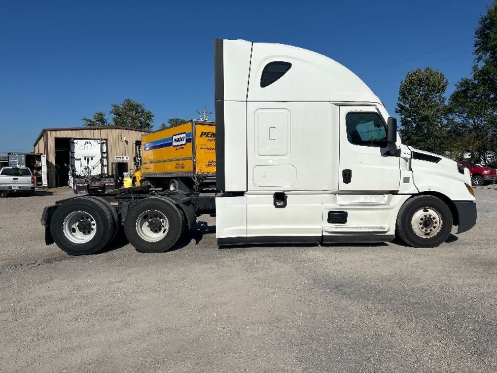 Sleeper Tractor-Heavy Duty Tractors-Freightliner-2021-T12664ST-Poplar Bluff-MO-561,622\n\t\tmiles-$ 59,250 - Image 8