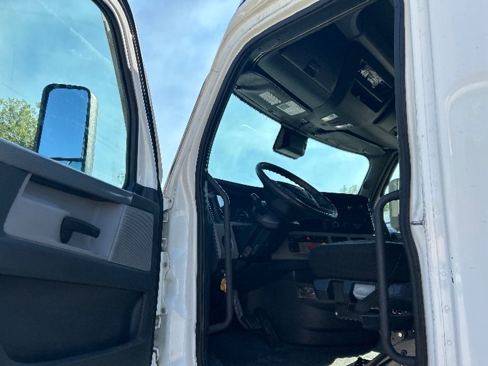 Sleeper Tractor-Heavy Duty Tractors-Freightliner-2021-T12664ST-Poplar Bluff-MO-561,622\n\t\tmiles-$ 59,250 - Image 9