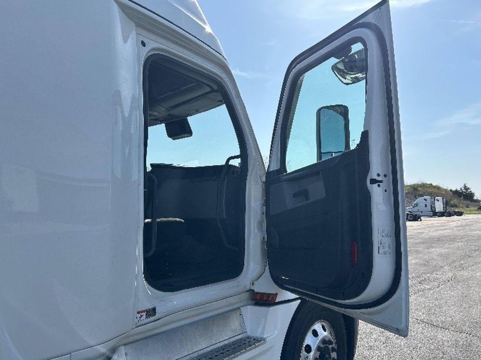 Sleeper Tractor-Heavy Duty Tractors-Freightliner-2021-T12664ST-Poplar Bluff-MO-565,229\n\t\tmiles-$ 60,250 - Image 16